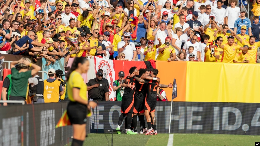 Entre los jugadores destacados están Luis Díaz, James Rodríguez, Luis Sinisterra, y otros que juegan en ligas importantes como la Premier League y la Liga Sudamericana.