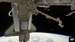 НАСА го подготвува шаталот Дискавери за последната мисија