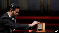 El cantante Pablo Montero presenta sus respetos a los restos de su colega Juan Gabriel, en el Palacio de Bellas Artes en Ciudad de México.