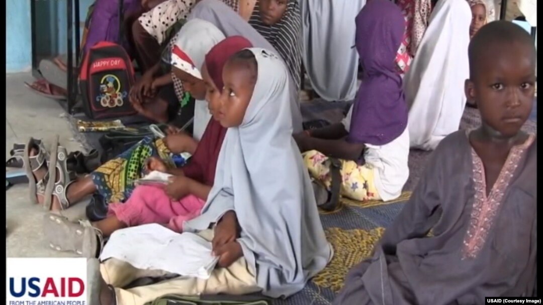 Anak-anak pengungsi Nigeria yang mengungsi untuk menghindari konflik belajar di sebuah kelas darurat yang dikelola LSM Amerika (foto: dok).