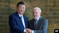 El presidente de China Xi Jinping y su homólogo brasileño Luiz Inácio Lula da Silva posan para una fotografía después de firmar acuerdos bilaterales en el palacio Alvorada, el miércoles 20 de noviembre de 2024, en Brasilia. (AP/Eraldo Peres)