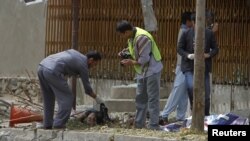 Polisi Afghanistan melakukan penyidikan di lokasi serangan bom bunuh diri di Kabul, Sabtu (8/9). 