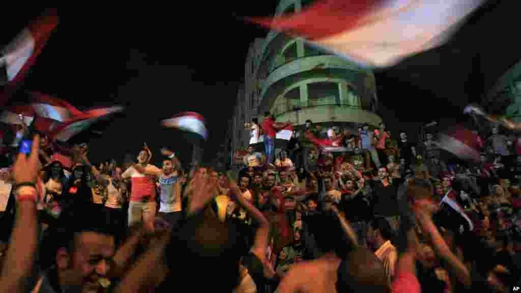 Opponents of Egypt&#39;s ousted president Mohamed Morsi celebrate outside the presidential palace in Cairo, July 3, 2013.