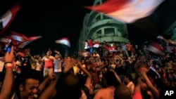 Противники Мухаммеда Морси празднуют рядом с президентским дворцом в Каире, Египет, 3 июля 2013.
