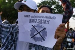 Un manifestante contra la junta de Myanmar sostiene un cartel que critica a la Asociación de Naciones del Sudeste Asiático (ASEAN), en Mandalay, Myanmar, el 5 de junio de 2021.