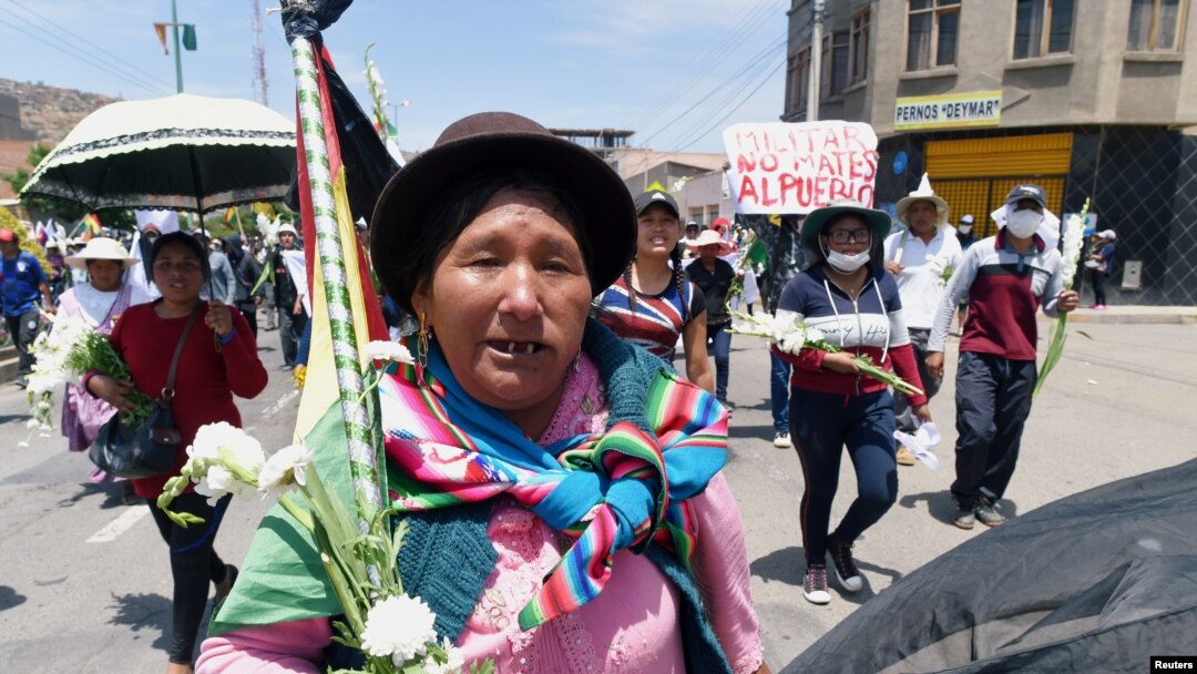 Pendukung mantan Presiden Bolivia Evo Morales berpartisipasi dalam pawai di Cochabamba, Bolivia, 16 November 2019. Tanda itu berbunyi "Militer tidak membunuh orang". (Foto: Reuters/Danilo Balderrama)