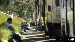 Los choferes esperan junto a sus camiones para llenar sus tanques con diesel durante una escasez de combustible en Caracas, Venezuela. Marzo 4. 2021.