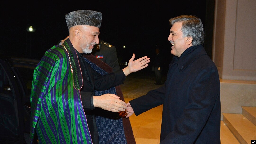 Presiden Afghanistan Hamid Karzai (kiri)
