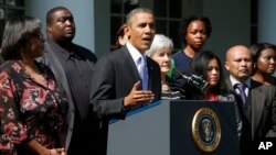 El presidente Barack Obama, acompañado de la secretaria de Salud y Servicios Humanos, Kathleen Sebelius y personas beneficiadas por la la ley de Salud, habla en la Casa Blanca.