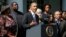 El presidente Barack Obama, acompañado de la secretaria de Salud y Servicios Humanos, Kathleen Sebelius y personas beneficiadas por la la ley de Salud, habla en la Casa Blanca.