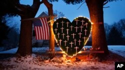 Un cœur en papier en souvenir de la tragédie de Sandy Hook, Connecticut, 14 décembre 2013