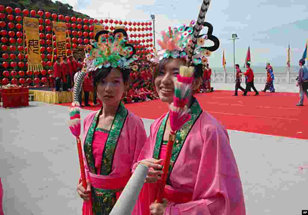 典礼过后两位舞蹈演员接受采访