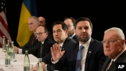 Wakil Presiden Amerika Serikat JD Vance, kedua dari kanan, dan Menteri Luar Negeri Amerika Serikat Marco Rubio, tengah, selama pertemuan dengan Presiden Ukraina Volodymyr Zelenskyy di sela-sela Konferensi Keamanan Munich di Munich, Jerman, Jumat, 14 Februari 2025. (Foto: AP)