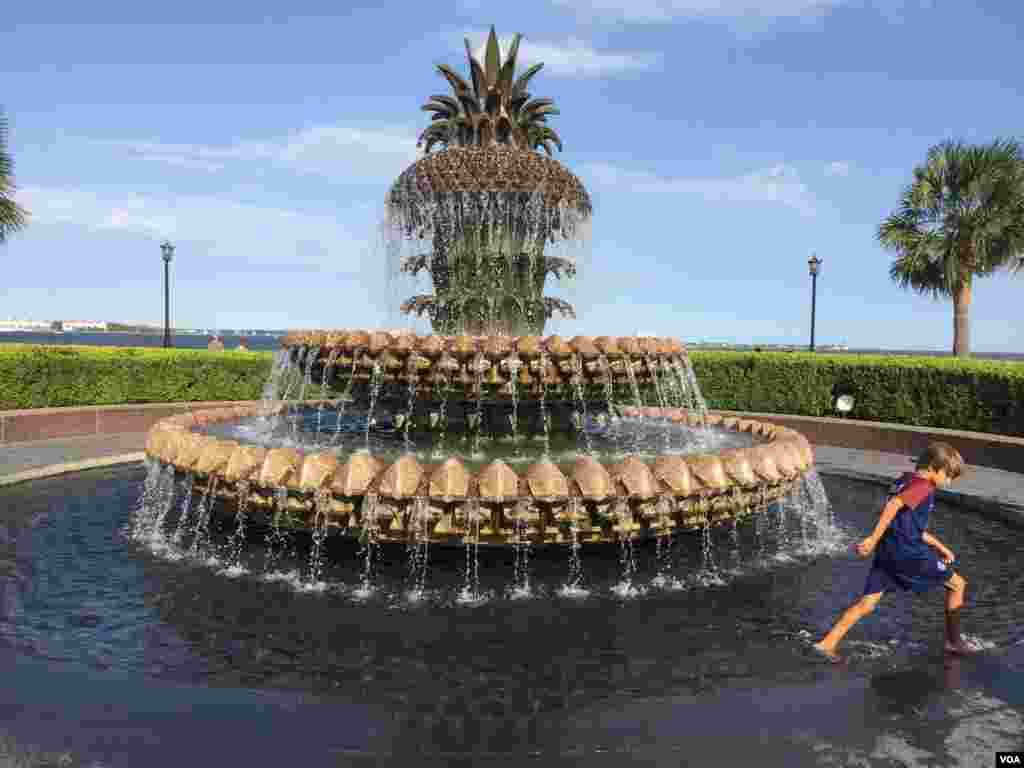 The Pineapple Fountain, an iconic landmark, Charleston, S.C., Sept. 18, 2019. (J. Taboh/VOA News)