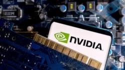 Foto ilustrasi yang menunjukkan logo Nvidia yang tersemat pada layar sebuah telepon genggam yang berada di atas motherboard komputer. (Foto: Reuters/Dado Ruvic)