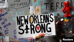 Sejumlah poster berisi seruan pembangkit semangat tampak di memorial sementara yang dibuat untuk mengenang korban serangan Tahun Baru di Bourbon street, New Orleans, Louisiana, pada 6 Januari 2025. (Foto: Reuters/Octavio Jones)