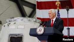 Le vice-président américain Mike Pence s'exprime à côté d'une capsule de SpaceX Dragon au Kennedy Space Center, en Floride, le 6 juillet 2017. (Reuters / Mike Brown)