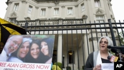 Judy Gross, la esposa de Alan Gross, habla durante una vigilia frente a la Sección de Intereses de Cuba, en Washington.