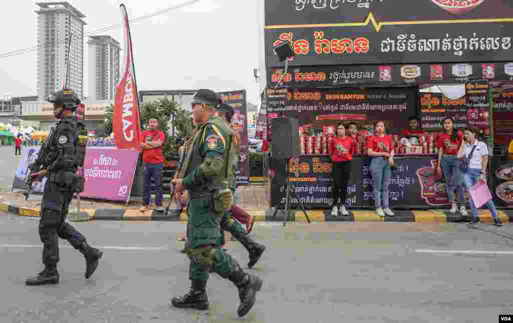 កងកម្លាំង​ប្រដាប់ដោយអាវុធ​ ដើរល្បាត​ដើម្បី​&#171;ការពារសណ្តាប់ធ្នាប់​&#187; ក្នុង​ពិធី​បុណ្យ​អុំទូក​ ក្នុង​រាជធានី​ភ្នំពេញ​កាលពី​រសៀលថ្ងៃទី​១០ ខែវិច្ឆិកា ឆ្នាំ២០១៩។​ (ខាន់ សុគុំមនោ​/​VOA)