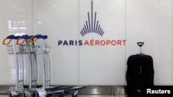 Une valise posée dans l'aéroport d'Orly près de Paris, en France, le 9 décembre 2019. Reuters /Eric Gaillard