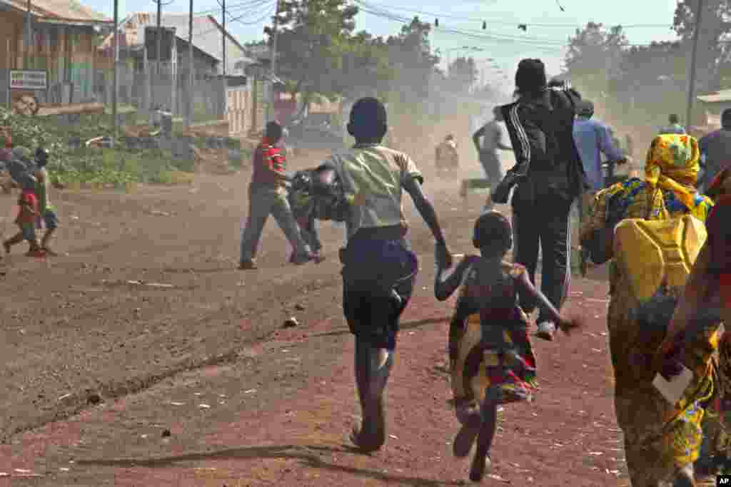 People flee as fighting erupts between the M23 rebels and Congolese army near the airport in Goma, DRC, November 19, 2012. 