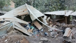 Rumah-rumah yang rusak akibat letusan Gunung Lewotobi Laki-laki di Flores Timur, Senin, 4 November 2024. (Foto: AP Photo)