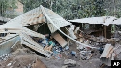 Rumah-rumah yang rusak akibat letusan Gunung Lewotobi Laki-laki di Flores Timur, Senin, 4 November 2024. (Foto: AP Photo)