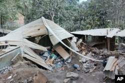 Rumah-rumah terlihat rusak akibat letusan Gunung Lewotobi Laki-Laki di Flores Timur, 4 November 2024. (Foto: AP)