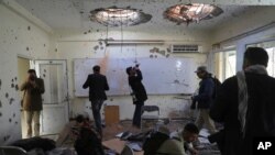3일 아프가니스탄 사진기자들이 전날 총기 테러가 발생한 카불대학교 내부를 촬영하고 있다.