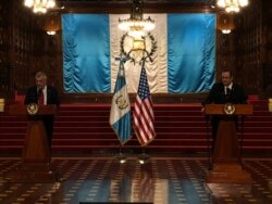 Foto de archivo de la visita del secretario Michael Kozak a Guatemala el 7 de febrero de 2020 durante una conferencia de prensa con el presidente Alejando Giammattei.