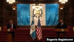 Foto de archivo de la visita del secretario Michael Kozak a Guatemala el 7 de febrero de 2020 durante una conferencia de prensa con el presidente Alejando Giammattei.