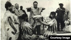 Julius Nyerere, Rais wa zamani wa Tanzania akichangaya mchanga wa Zanzibar na Tanganyika kuunda Jamhuri ya Muungano wa Tanzania.