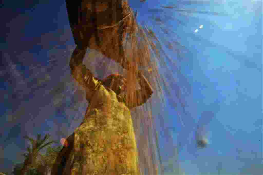 A Pakistani farmer sorts the wheat during the harvest in Muzaffargarh in Punjab province, Pakistan, Monday, Nov. 1, 2010. (AP Photo/Muhammed Muheisen)