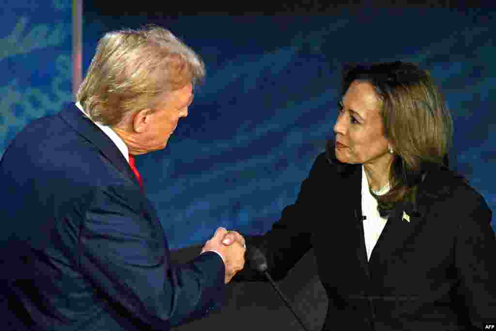 Mbote ya yambo kati ma Vice-présidente mpe démocrate Kamala Harris (D) na président ya kala Donald Trump na bondongwani na bango na etando eke na&nbsp;National Constitution Center, Philadelphie, Pennsylvanie, 10 sanza ya libwa 2024.(Photo by SAUL LOEB / AFP)