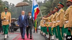 Le Premier ministre israélien Benjamin Netanyahu, au centre gauche, passe en revue la garde d'honneur devant le Palais national éthiopien à Addis-Abeba, Ethiopie, 7 Juillet, 2016. 