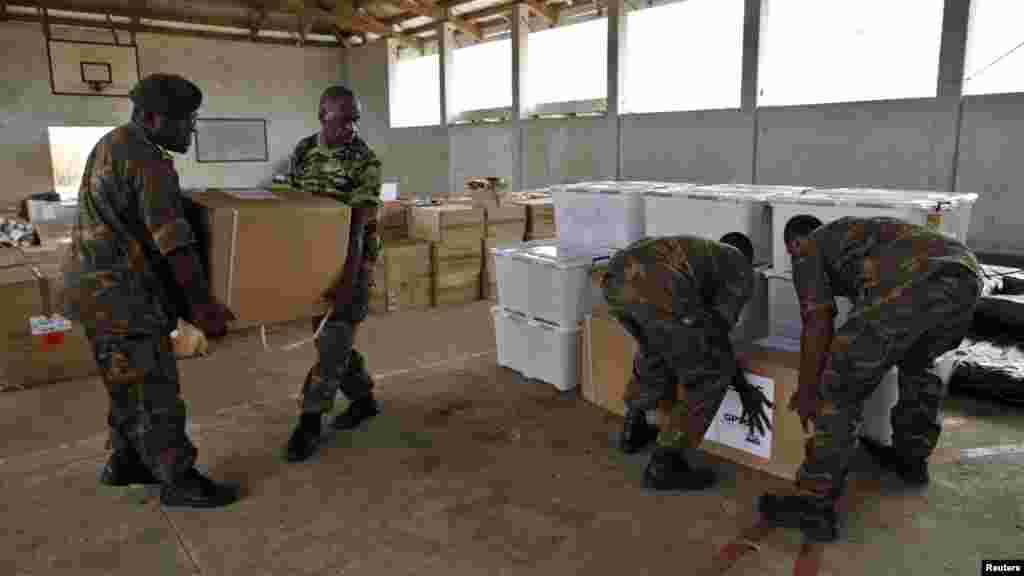 Le personnel de la Force mobile Vanuatu décharge des générateurs venu de Australie qeuqlues jours après le cyclone Pam à Port Vila, la capitale de la nation insulaire du Pacifique de Vanuatu, le 19 mars 2015.