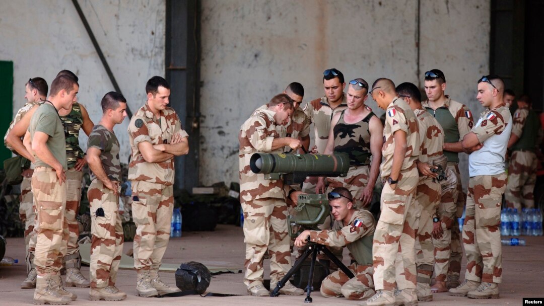 Tentara Perancis menghadiri pelatihan senjata di hanggar pangkalan udara militer Mali di Bamako, Mali, 14 Januari 2013. (Foto: dok).
