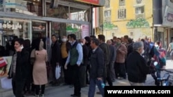 صف مشتریان مقابل یک داروخانه در ایران- آرشیو
