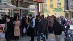 صف مشتریان مقابل یک داروخانه در ایران- آرشیو