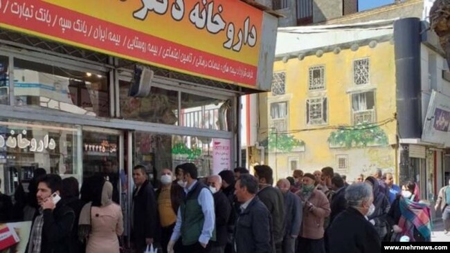 صف مشتریان مقابل یک داروخانه در ایران