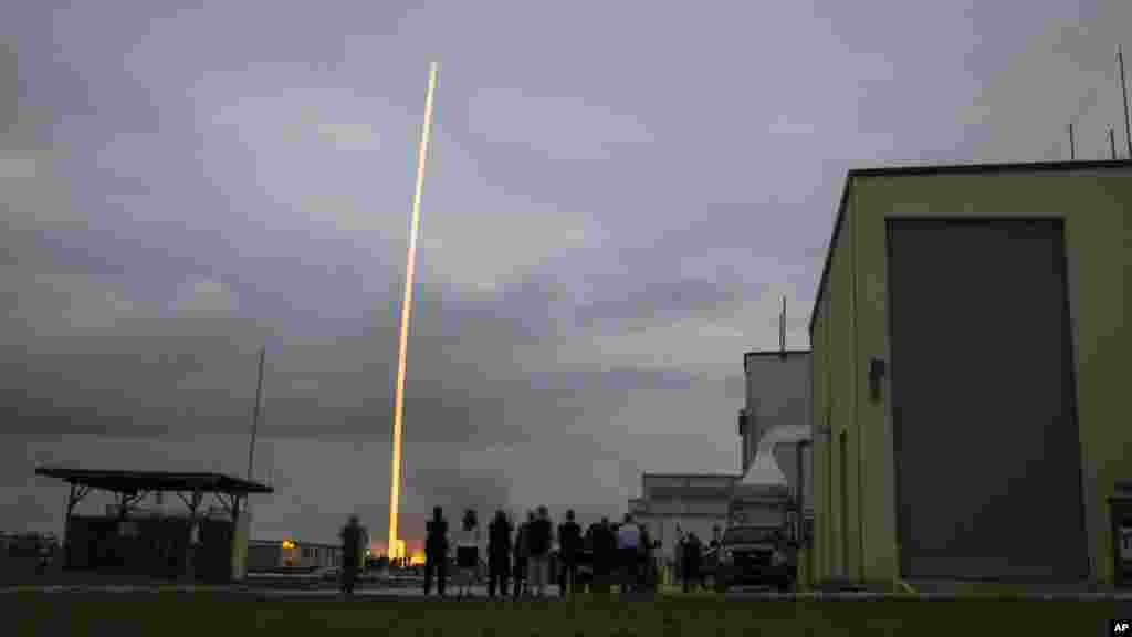 Sur cette photo fournie par la NASA, la fusée United Launch Alliance Delta 4-Heavy décolle, avec le vaisseau spatial Orion de la NASA monté au sommet, de la station de Cape Canaveral Air Force vendredi 5 décembre 2014.