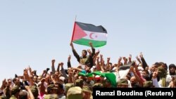 Des Sahraouis lors des funérailles de Mohamed Abdelaziz, leader du Front Polisario à Tindouf, au Sahara occidental, le 3 juin 2016. 