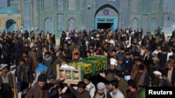 스페인 마드리드에서 열리는 유엔기후변화협약 당사국총회를 앞두고 프랑스 정부의 행동을 촉구하는 시위대가 파리 에펠탑 앞에서 에마뉘엘 마크롱 대통령의 사진을 거꾸로 들고 있다.