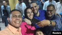 Juan Requesens, dirigente político opositor del partido venezolano Primero Justicia, sonríe mientras posa para una fotografía tras su liberación, en Caracas, la noche del 18 de octubre de 2023.