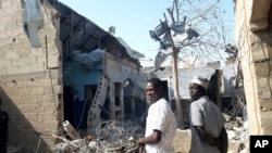 Des personnes se rassemblent sur les lieux d'une explosion à Maiduguri, au Nigeria, le 23 décembre 2021.