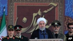 Na fotografiji koju je objavila kancelarija iranskog predsednika, vidi se predsednik Hasan Rohani kako govori tokom vojne parade kojom se obeležava 39. godišnjica početka iransko-iračkog rata, u Teheranu, Iran, 22. septembra 2019.