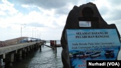 Pelabuhan Bangsal, di mana wisata ke pulau-pulau kawasan sisi barat Pulau Lombok bisa dijangkau. (Foto: VOA/Nurhadi)