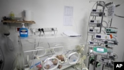 Ella Sarsak, bayi berusia dua bulan dirawat di inkubator di Rumah Sakit Patient Friend di Kota Gaza, akibat cuaca dingin, Selasa, 25 Februari 2025. (Foto: Jehad Alshrafi/AP Photo)