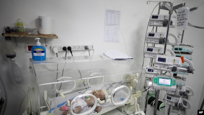 Ella Sarsak, bayi berusia dua bulan dirawat di inkubator di Rumah Sakit Patient Friend di Kota Gaza, akibat cuaca dingin, Selasa, 25 Februari 2025. (Foto: Jehad Alshrafi/AP Photo)