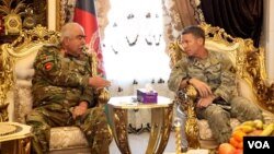 AQShning Afg’onistondagi bosh qo’mondoni general Skott Miller (o'ngda) va mamlakat prezidenti birinchi o’rinbosari o’zbek generali Abdul Rashid Do’stum. Juzjon viloyati, Afg'oniston, 2-dekabr, 2019. 